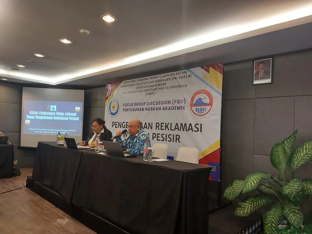 Prof. Dr. Anwar Daud, SKM., M.Kes., Kepala Pusat Studi Lingkungan Hidup Universitas Hasanuddin, memaparkan materi Kajian Lingkungan Hidup sebagai Dasar Pengelolaan Reklamasi Pesisir dalam Focus Group Discussion (FGD) Penyusunan Naskah Akademik Pengelolaan Reklamasi Pesisir, yang diselenggarakan Direktorat Jenderal Pengelolaan Kelautan dan Perikanan (PK–KKP) RI bekerja sama dengan Perkumpulan Ahli Rekayasa Pantai Indonesia (PARPI), di Hotel Akmani  Legian, Bali, 20-31 DESEMBER 2025.